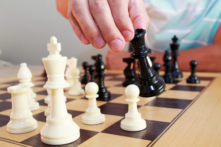 Duas pessoas jogando xadrez, imagem conceitual de dois empresários jogando  xadrez em comparação a uma competição empresarial que exige planejamento  estratégico e gestão empresarial baseada no risco.